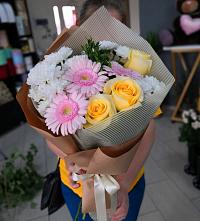 Букет цветов из:  Герберы, Розы и Хризантемы в Красный Коммунар